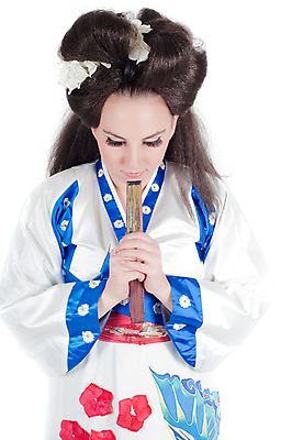 포토 JPG 해외이미지 1 전통 응시 여자 문화 얼굴 포즈 실내 한명 사람 동양인 인종 성인 목재 빨간색 파란색 뷰티 갈색 머리 유행 일본 흰색 부채 화려 우아함 신비 슛 동쪽 숨김 게이샤 고립 숨기 해외포토 나무 시선 아시아 컬러 컨셉 재료 모션 내부 신체부위 방향 파일형식 이미지허브