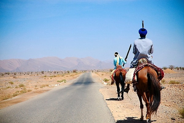 포토 JPG 해외이미지 동물 전통 남자 문화 무기 여행 가이드 아프리카 산 건조 사람없음 축제 사막 총 시골 뜨거움 승마 역사 이슬람교 방향 팔 방법 아랍어 지도책 해외포토 직업 나라 종교 스포츠 사람 신체부위 책 파일형식 이미지허브