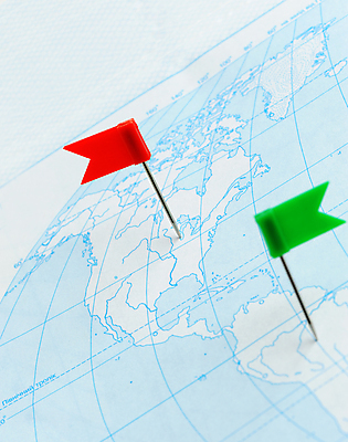 포토 JPG 해외이미지 지도 실내 사람없음 두개 깃발 압정 위치 해외포토 2 내부 사무용품 파일형식 이미지허브