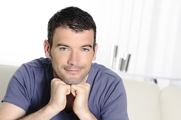 포토 JPG 해외이미지 백인 모델 라이프스타일 응시 남자 행복 얼굴 비즈니스 한명 미소 사람 성인 야외 내부 초록색 유행 최고 비즈니스맨 치아 만족 긍정 스타일 해외포토 서양인 1 시선 감정 컬러 컨셉 표정 생활 신체부위 직장인 소화기관 파일형식 이미지허브