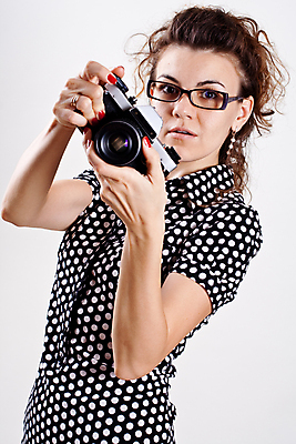 포토 JPG 해외이미지 백인 모델 1 헤어스타일 드레스 옷 여자 행복 안경 얼굴 포즈 갈색머리 한명 미소 웃음 사람 성인 빨간색 뷰티 유행 카메라 검은색 물방울무늬 흰색 화려 우아함 복고 고립 러시아인 해외포토 서양인 잡화 감정 컬러 컨셉 무늬 표정 신체부위 전자제품 파일형식 이미지허브