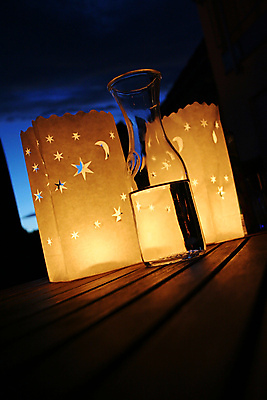 포토 JPG 해외이미지 행복 별 종이 여행 오렌지 촛불 탁자 하늘 불 휴가 유리병 전등 요정 폭죽 동양인 이벤트 사람없음 야외 장식 물 빛 파티 여행객 와인 정원 축제 중국 어둠 달 등불 램프 축하 화려 행운 야간 지중해 심볼 포도나무 스타일 해외포토 자연요소 감정 아시아 바다 가구 컨셉 과일 초 병_용기 조명 주류 사람 인종 과일나무 파일형식 이미지허브