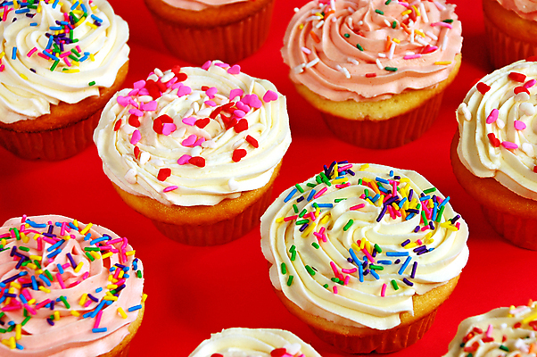 포토 JPG 해외이미지 사람없음 장식 여러개 하트 달콤 컵케이크 크림 일렬 스프링클 해외포토 모양 다수 케이크 맛 파일형식 이미지허브