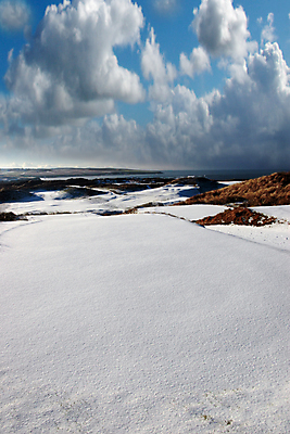 포토 JPG 해외이미지 구름 계절 스포츠 겨울 골프 아침 풍경 사람없음 야외 초록색 파란색 냉동 얼음 추위 흰색 시골 거친 발자국 강의 모래언덕 서리 트랙 아일랜드 대서양 페어웨이 눈내림 해외포토 주간 자연요소 유럽 바다 컬러 자국 눈_날씨 구기 언덕 파일형식 이미지허브