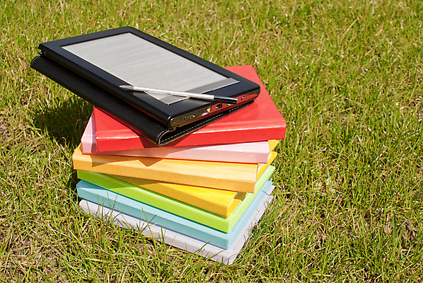 포토 JPG 해외이미지 교육 종이 텍스트 사람없음 야외 책 학습 독서 펜 디지털 장비 정보 중앙 무선전화기 교과서 전자 문학 페이지 해외포토 교재 필기구 전화기 파일형식 이미지허브