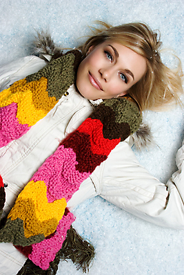 포토 JPG 해외이미지 여자 행복 여유 조각 겨울 장난 놀이 휴식 따뜻함 한명 미소 웃음 사람 20대 성인 10대 30대 청춘 컬러풀 금발 뷰티 유행 쌓기 마주보기 목도리 재킷 기쁨 추위 코트 거짓말 해외포토 1 헤어스타일 잡화 계절 감정 컬러 컨셉 모션 청소년 표정 청년 장년 외투 파일형식 이미지허브