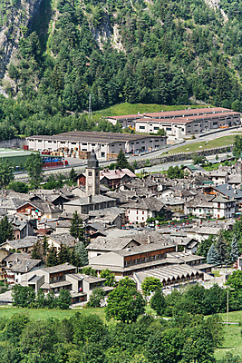 포토 JPG 해외이미지 나무 유럽 여행 건축양식 자연 하늘 휴가 산 주택 안테나 파노라마 풍경 사람없음 야외 건물 세로 초록색 여름 파란색 교회 마을 환경 계곡 이탈리아 시골 도시 알프스 타운 해외포토 식물 건축물 계절 건축 나라 컬러 통신 종교건축 촬영기법 생태계 파일형식 이미지허브