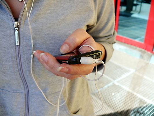 포토 JPG 해외이미지 백인 모델 라이프스타일 손 여자 행복 음악 이어폰 백그라운드 통신 모바일 세포 말하기 대화 사람 성인 사람없음 10대 스마트폰 청춘 뷰티 헤드폰 소리 기쁨 듣기 장비 흰색 잡기 우아함 전화기 오디오 스테레오 플레이어 해외포토 서양인 감정 컬러 음향기기 컨셉 모션 청소년 문화예술 생활 신체부위 전자제품 핸드폰 스마트기기 파일형식 이미지허브