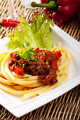 포토 JPG 해외이미지 접시 유럽 음식 토마토 채소 파프리카 파스타 육류 요리 사람없음 빨간색 수건 저녁식사 샐러드 소고기 뜨거움 수프 냄비 상추 허브 향신료 국수 매움 후추 쪽파 마카로니 캐서롤 핸드메이드 해외포토 식물 식기 나라 컬러 식재료 서양음식 위생용품 식사 면류 용기_그릇 맛 솥 파 파스타면 향미료 파일형식 이미지허브