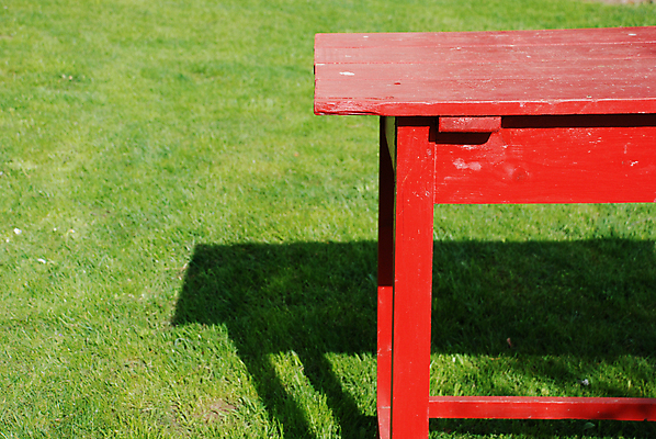 포토 JPG 해외이미지 탁자 그림자 잔디 사람없음 빨간색 초록색 컬러풀 맑음 널 해외포토 식물 컬러 가구 날씨 파일형식 이미지허브