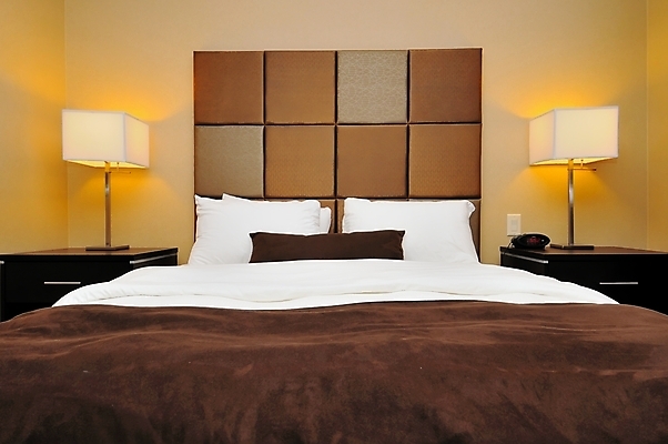 포토 JPG 해외이미지 베개 침구 호텔 휴식 실내 사람없음 인테리어 갈색 침대 스탠드 서랍장 객실 해외포토 디자인 컬러 가구 컨셉 숙소 조명 내부 파일형식 이미지허브