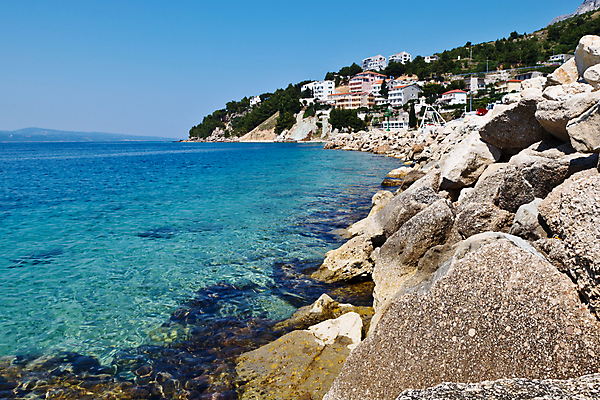 포토 JPG 해외이미지 나무 구름 유럽 모래 바다 여행 하늘색 자연 하늘 휴가 사람 풍경 사람없음 야외 초록색 물 여름 파란색 햇빛 수영 침묵 조약돌 바위 만 투명 보트 서핑 남색 지중해 휴양지 타운 크로아티아 사파이어 터키석 해외포토 자연요소 식물 계절 나라 컬러 배_교통 태양 소리 장소 돌_바위 수상스포츠 도시 보석 생태계 파일형식 이미지허브