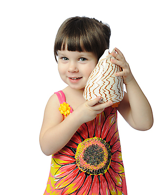 포토 JPG 해외이미지 백인 모자 1 손 드레스 옷 여자 딸 행복 얼굴 어린이 바다 여행 포즈 백그라운드 장난 조개 갈색머리 한명 미소 사람 뷰티 유치원 기쁨 듣기 흰색 표현 작음 고립 해외포토 서양인 헤어스타일 잡화 교육 감정 컬러 가족 모션 어패류 표정 신체부위 크기 파일형식 이미지허브