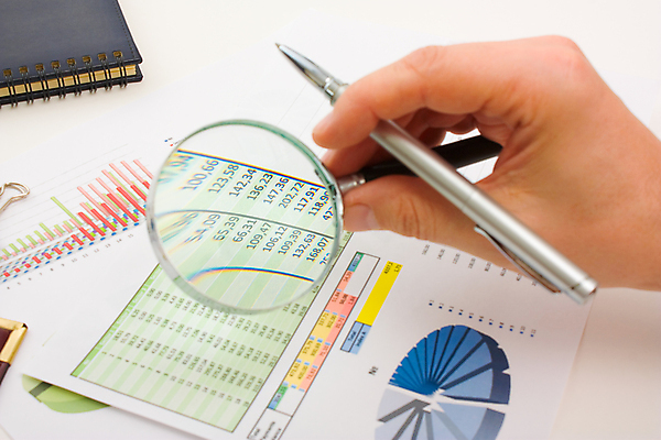 포토 JPG 해외이미지 직업 손 산업 탁자 그래프 사람없음 사무실 펜 공연 도구 기록 고리 계산 카운트 해외포토 가구 비즈니스 이벤트 신체부위 필기구 파일형식 이미지허브