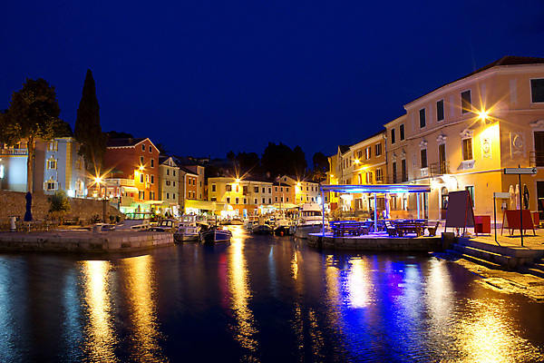 포토 JPG 해외이미지 유럽 야경 유럽건축 사람없음 야외 빛 강 도시풍경 도시 크로아티아 선박 해외포토 나라 수상교통 서양건축 풍경 야간 파일형식 풍경_경치 이미지허브