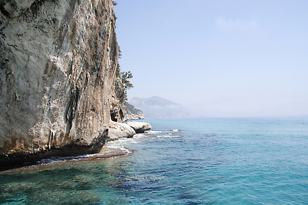 포토 JPG 해외이미지 유럽 모래 파도 바다 여행 자연 휴가 휴식 사람없음 초록색 물 파란색 모래사장 햇빛 태양 반사 수영 침묵 이탈리아 활발 꿈 만 투명 지중해 순수 질감 석호 완전 해외포토 자연요소 나라 컬러 컨셉 소리 수상스포츠 생태계 파일형식 이미지허브