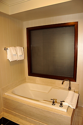 포토 JPG 해외이미지 창문 유리 바닥 주택 실내 통 사람없음 내부 장식 갈색 목욕 방 욕실 흰색 고급 디자이너 싱크대 수도꼭지 위생관리 스타일 해외포토 직업 컬러 컨셉 재질 관리 건물 청결 개수대 파일형식 이미지허브