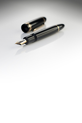 포토 JPG 해외이미지 비즈니스 잉크 사람없음 펜 클래식 분수 펜촉 서명 소통 고립 필기체 외교관 해외포토 직업 문자 컨셉 필기구 파일형식 이미지허브