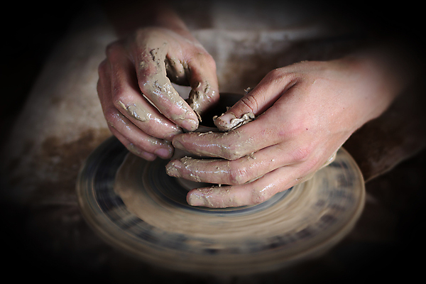 포토 JPG 해외이미지 전통 손 손가락 기술 창조 미술 사람없음 컵 꽃병 젖음 터치 엄지손가락 조끼 업무 바퀴 항아리 도자기 원형 작업실 사발 던지기 성형수술 제조 냄비 집중 서식 회전 함선 만들기 점토 진흙 장인 조형 주인 수공예 곰팡이 도예가 두더지 압력 핸드메이드 해외포토 도형 직업 식기 꽃 컨셉 배_교통 모션 문화예술 신체부위 외투 작업 사기그릇 수술 솥 공예 파일형식 이미지허브
