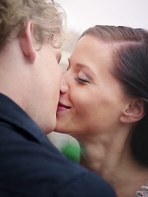 포토 JPG 해외이미지 나무 백인 라이프스타일 커플 여자 남자 행복 2 데이트 관계 친절 키스 함께함 사랑 미소 사람 20대 성인 야외 두명 물 여름 햇빛 태양 낭만 날짜 열정 해외포토 자연요소 서양인 식물 계절 감정 컨셉 표정 청년 생활 애정표현 파일형식 이미지허브