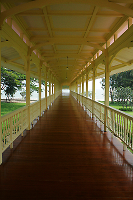 포토 JPG 해외이미지 건축양식 태국 바닥 프레임 사람없음 건물 목재 기둥 복도 미술관 길이 대칭 방법 해외포토 나무 건축물 건축 아시아 재료 파일형식 이미지허브