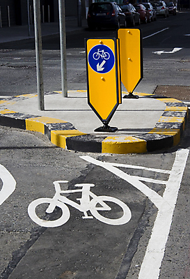 포토 JPG 해외이미지 라이프스타일 도로 길 선 스포츠 표시 거리 사람없음 노란색 환경 자전거 정보 도시 승차 심볼 사인 생태계 순환 땅바닥 루트 바이킹 방법 선로 주목 해외포토 컬러 교통시설 모션 바닥 생활 바이크 파일형식 이미지허브