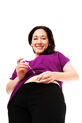 포토 JPG 해외이미지 백인 여자 행복 갈색머리 건강 관리 주사기 한명 미소 약 보라색 검은색 고통 흰색 질병 설탕 주사약 히스패닉 고립 당뇨병 면역력 인슐린 포도당 해외포토 서양인 1 헤어스타일 감정 컬러 의학 의료기기 표정 사람 파일형식 이미지허브