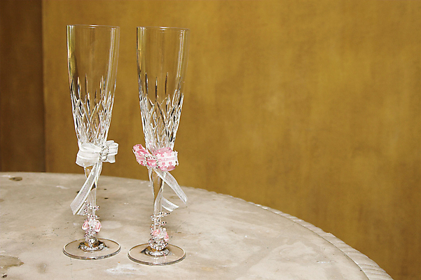 포토 JPG 해외이미지 그릇 커플 리본 안경 분홍색 결혼 2 패턴 목걸이 유리 탁자 이벤트 사람없음 흰색 축하 모서리 샴페인 크리스탈 활 다이아몬드 통일 해외포토 식기 잡화 컬러 가구 컨셉 무늬 장신구 관계 재질 주류 광석 보석 파일형식 이미지허브