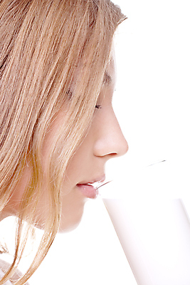 포토 JPG 해외이미지 백인 1 라이프스타일 응시 여자 얼굴 음료 음식 유리 건강 한명 미소 사람 성인 뷰티 머리 유행 우유 마시기 흰색 신선 잡기 아침식사 상품 먹기 고립 유일 해외포토 서양인 시선 컬러 모션 재질 유제품 표정 생활 신체부위 식사 파일형식 이미지허브