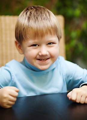 포토 JPG 해외이미지 남자 어린이 탁자 실내 한명 미소 앉기 소년 내부 세로 금발 표현 해외포토 1 헤어스타일 가구 모션 표정 사람 파일형식 이미지허브