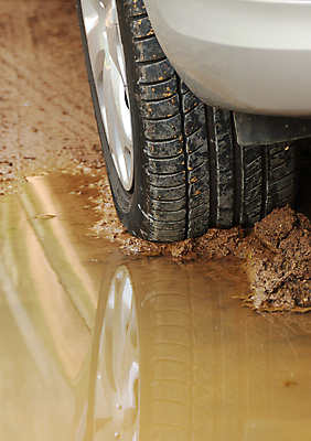 포토 JPG 해외이미지 계절 도로 지구 여행 오렌지 자동차 날씨 사람없음 야외 물 반사 흙 시골 바퀴 땅 부식 타이어 웅덩이 먼지 점토 오프로드 자동 흙길 해외포토 자연요소 길 육상교통 과일 교통시설 파일형식 이미지허브