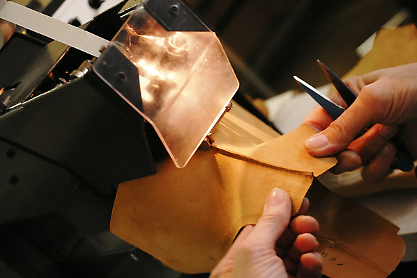 포토 JPG 해외이미지 식물 직업 옷 산업 관리 사람없음 업무 제조 바느질 가죽 자르기 피부 해외포토 모션 신체부위 작업 파일형식 이미지허브