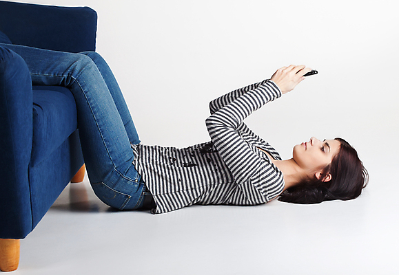 포토 JPG 해외이미지 1 라이프스타일 통신 청소년 모바일 바닥 갈색머리 실내 한명 내부 스마트폰 소파 기댐 잡기 메시지 집중 편리함 거짓말 문자메시지 심각 해외포토 헤어스타일 컨셉 의자 모션 사람 생활 핸드폰 스마트기기 파일형식 이미지허브