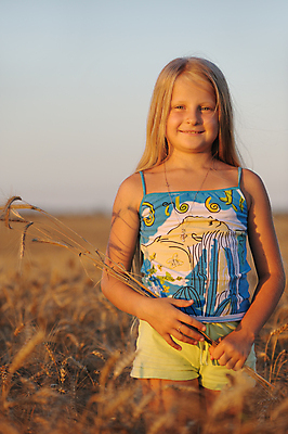 포토 JPG 해외이미지 식물 백인 1 여자 행복 어린이 밭 자연 하늘 휴식 건강 한명 웃음 사람 잔디 야외 농작물 금발 햇빛 뷰티 노란색 맑음 일몰 기쁨 수확 흰색 표현 황금 작음 땅 밀 유일 해외포토 서양인 헤어스타일 감정 컬러 컨셉 농업 날씨 곡류 표정 태양 노을 크기 생태계 파일형식 이미지허브