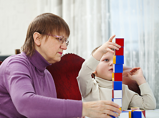 포토 JPG 해외이미지 여자 남자 할머니 어린이 2 가족 놀이 손자 주택 함께함 실내 사람 소년 두명 장난감 탑 블록 기쁨 게임 옛날 해외포토 건축물 노년 감정 컨셉 관계 내부 건물 손주 파일형식 이미지허브