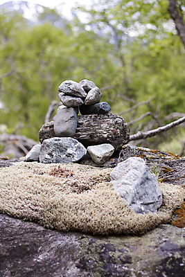 포토 JPG 해외이미지 선 여행 컨셉 자연 휴식 산 노르웨이 이끼 풍경 사람없음 야외 초록색 쌓기 환경 정원 일본 맑음 화목 침묵 고요 트래킹 회색 바위 전원 숲 자르기 배열 명상 피라미드 암초 흙더미 내추럴 돌무덤 지질학 해외포토 건축물 교육 유럽 아시아 컬러 모션 레저 날씨 소리 흙 돌_바위 무덤 전기에너지 생태계 랜드마크 파일형식 더미 이미지허브