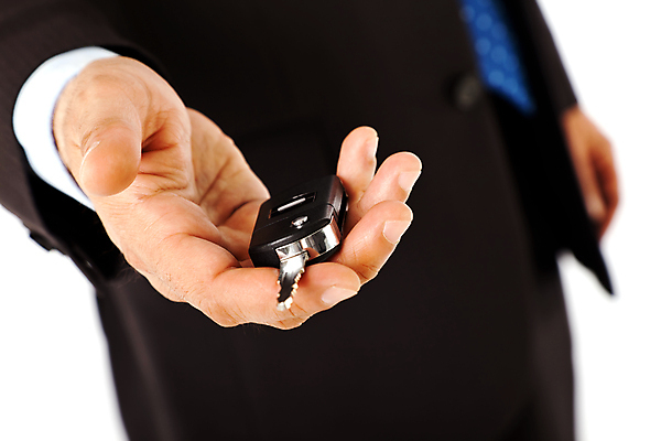 포토 JPG 해외이미지 손 남자 비즈니스 자동차 열쇠 정장 사람없음 세일 잡기 운전사 보안 공포 소매 대여 제의 해외포토 직업 옷 육상교통 모션 안전 사람 신체부위 파일형식 이미지허브