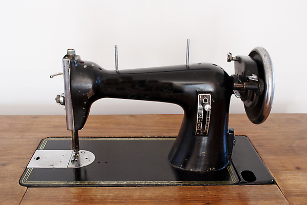 포토 JPG 해외이미지 손 드레스 옷 산업 손잡이 사람없음 금속 검은색 기계 골동품 흰색 공구 직물 업무 바늘 실 바느질 천 복고 실타래 자수 재단 구식 옛날 조작 퀼트 해외포토 컬러 재질 신체부위 도구 작업 파일형식 이미지허브