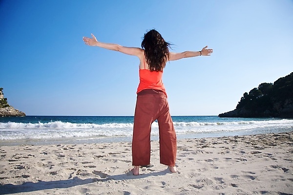 포토 JPG 해외이미지 라이프스타일 여자 행복 유럽 모래 바다 포옹 자연 휴가 한명 성인 야외 초록색 물 파란색 우승 스페인 지중해 환영 필승 혼자 해외포토 자연요소 1 감정 나라 컬러 안기 사람 생활 최고 생태계 파일형식 이미지허브