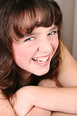 포토 JPG 해외이미지 백인 모델 여자 행복 얼굴 어린이 장난 갈색머리 한명 웃음 사람 10대 뷰티 표현 내추럴 스타일 해외포토 서양인 1 헤어스타일 감정 청소년 표정 신체부위 파일형식 이미지허브