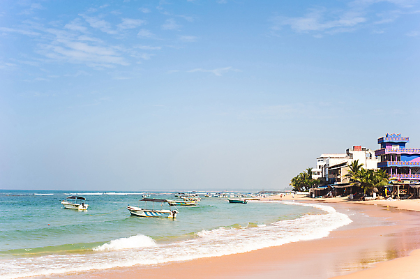 포토 JPG 해외이미지 나무 아시아 모래 파도 바다 섬 여행 하늘 호텔 휴가 주택 손바닥 해변 사람없음 건물 물 여름 파란색 햇빛 태양 여행객 평화 걷기 전원 뜨거움 보트 인도인 장면 남쪽 스리랑카 파라다이스 수평선 해외포토 자연요소 외국인 식물 건축물 손 계절 나라 컬러 컨셉 배_교통 모션 숙소 사람 동양인 전기에너지 방향 파일형식 이미지허브