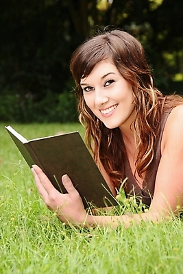 포토 JPG 해외이미지 백인 1 학생 라이프스타일 공원 여자 교육 행복 얼굴 자연 휴식 갈색머리 한명 미소 사람 잔디 성인 야외 책 초록색 여름 학습 스터디 청춘 뷰티 갈색 전원 고독 읽기 문학 위치 해외포토 서양인 식물 헤어스타일 계절 공공시설 감정 컬러 컨셉 모션 표정 생활 신체부위 전기에너지 생태계 파일형식 이미지허브