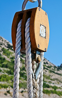 포토 JPG 해외이미지 밧줄 바다 요트 부분 하늘 항해 사람없음 목재 세로 힘 기계 블록 장비 도움 닫기 묶기 함선 도르래 리프팅 해외포토 나무 줄 컨셉 배_교통 재료 모션 파일형식 이미지허브