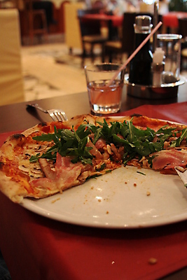 포토 JPG 해외이미지 접시 음식 빵 백그라운드 치즈 피자 건강 육류 돼지고기 요리 사람없음 식사 저녁식사 치킨 이탈리아 소고기 껍질 흰색 맛 작음 케첩 굽기 준비 반죽 칼로리 비타민 점심식사 고립 미니 서쪽 칼슘 맛있는 해외포토 식기 유럽 컬러 컨셉 식재료 유제품 패스트푸드 서양음식 소스_음식 크기 구이 방향 닭고기요리 영양소 파일형식 이미지허브