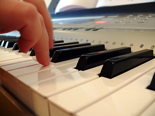 포토 JPG 해외이미지 손 연주 실내 신체부위 피아노건반 피아노 피아니스트 해외포토 음악 사람 내부 연주자 건반 건반악기 파일형식 이미지허브