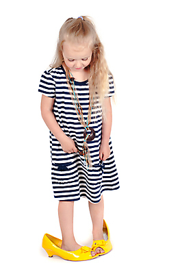 포토 JPG 해외이미지 백인 모델 1 응시 여자 딸 행복 어린이 신발 놀이 한명 미소 사람 금발 뷰티 노란색 유행 귀여움 줄무늬 기쁨 흰색 표현 달콤 작음 만족 걸음마 고립 천진난만 해외포토 서양인 헤어스타일 시선 감정 컬러 컨셉 무늬 가족 모션 표정 맛 크기 파일형식 이미지허브