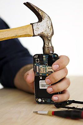 포토 JPG 해외이미지 손 컨셉 장난 손가락 놀이 탁자 노동자 사람 취미 사람없음 전자제품 스마트폰 컬러풀 카메라 손상 장비 분노 못 신용카드 엔지니어 망치 집중 반도체 전자 고립 때리기 해외포토 직업 감정 컬러 가구 모션 신체부위 금융 핸드폰 스마트기기 공구 기술자 파일형식 이미지허브