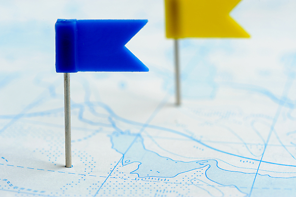 포토 JPG 해외이미지 지도 실내 근접촬영 사람없음 아웃포커스 두개 깃발 압정 위치 해외포토 뷰포인트 2 촬영기법 내부 사무용품 파일형식 이미지허브