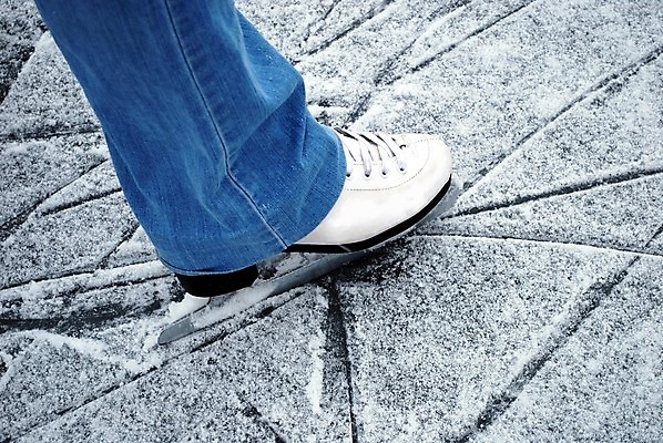포토 JPG 해외이미지 1 여자 스포츠 포즈 신발 겨울 성인 사람없음 파란색 얼음 추위 스케이트 스케이팅 흰색 청바지 질감 양발 해외포토 자연요소 계절 스포츠용품 컬러 바지 겨울스포츠 사람 파일형식 이미지허브