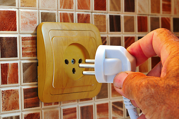 포토 JPG 해외이미지 손 벽 백그라운드 손가락 사람없음 힘 장비 에너지 흰색 콘센트 플러그 연결 플라스틱 철사 고립 전압 해외포토 컬러 재질 신체부위 파일형식 이미지허브